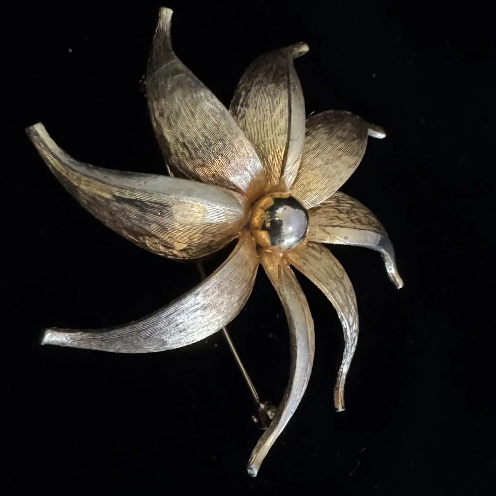 Vintage Gold Tone Textured Petal Flower Pinwheel Brooch Statement Pin 2.75